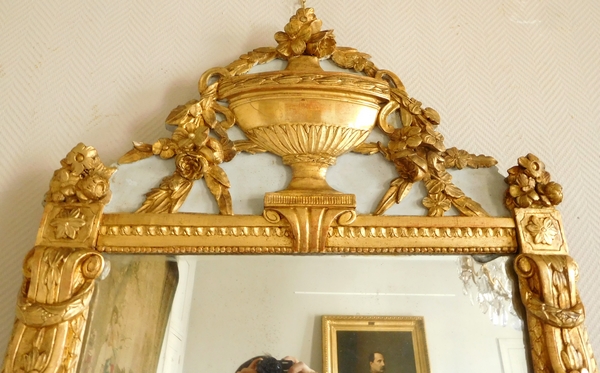 Grand miroir en bois doré, glace au mercure, travail provençal d'époque Louis XVI