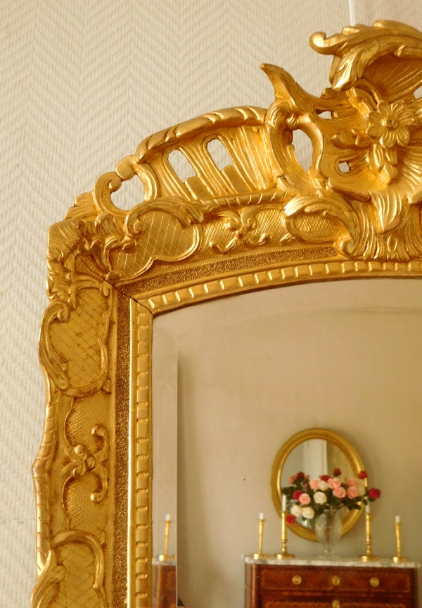 Miroir en bois doré d'époque Régence, glace biseautée