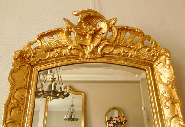 Miroir en bois doré d'époque Régence, glace biseautée