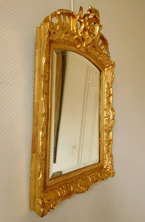 Miroir en bois doré d'époque Régence, glace biseautée