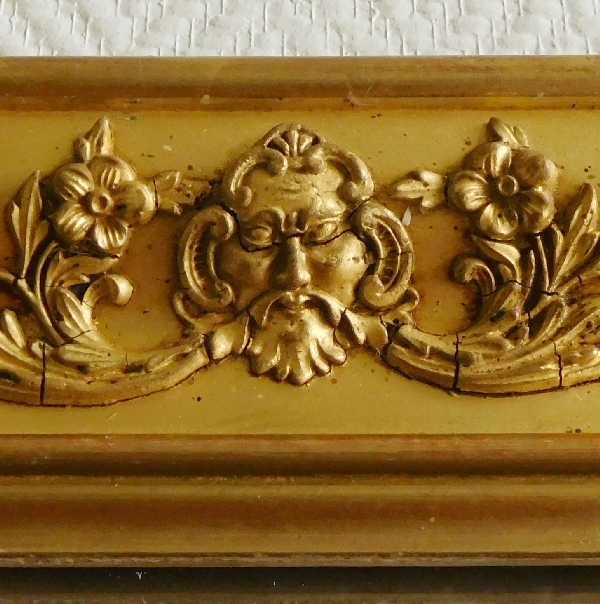 Miroir Empire aux mascarons, glace au mercure, cadre en bois doré à la feuille d'or - 71cm x 87cm