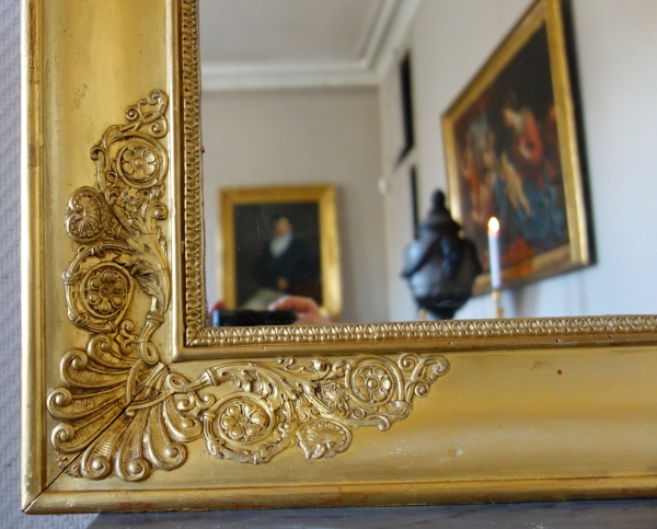 Miroir Empire de cheminée ou à suspendre d'époque Restauration en bois doré - 100cm x 127cm