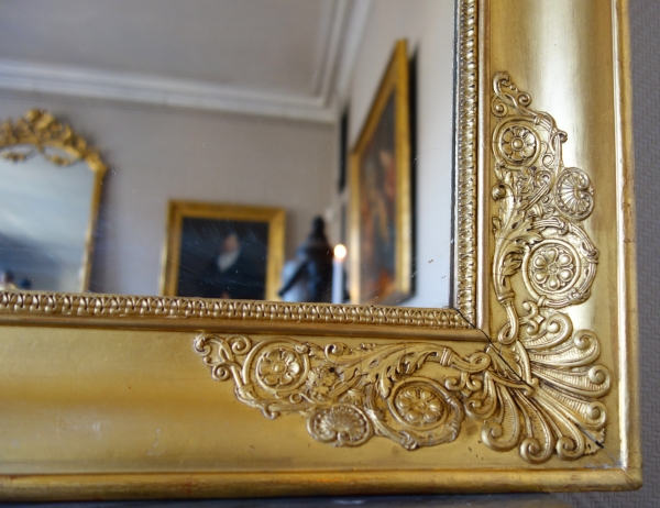 Miroir Empire de cheminée ou à suspendre d'époque Restauration en bois doré - 100cm x 127cm