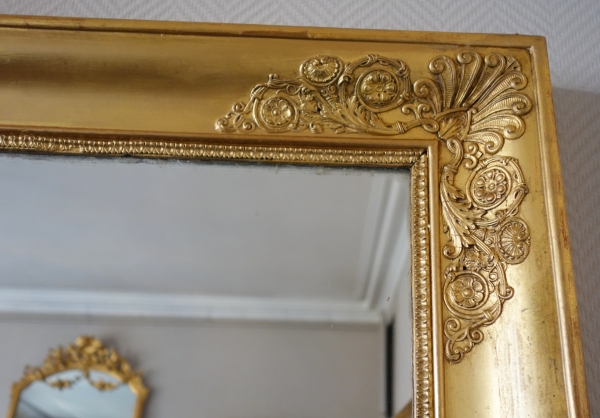 Miroir Empire de cheminée ou à suspendre d'époque Restauration en bois doré - 100cm x 127cm