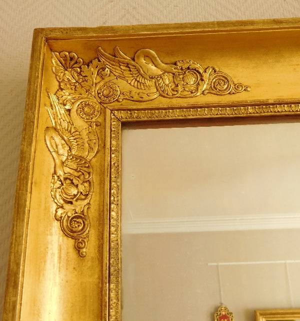 Miroir aux cygnes d'époque Empire Restauration en bois doré - 105cm x 84cm