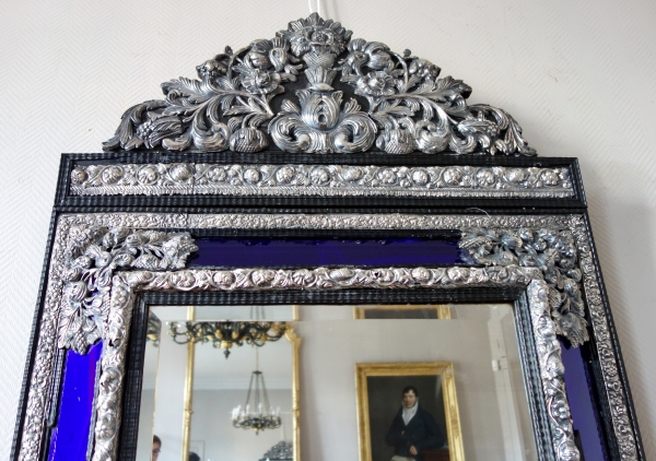 Mobilier d'argent - miroir de style Louis XIV à parecloses bleues, bois noirci et bronze argenté