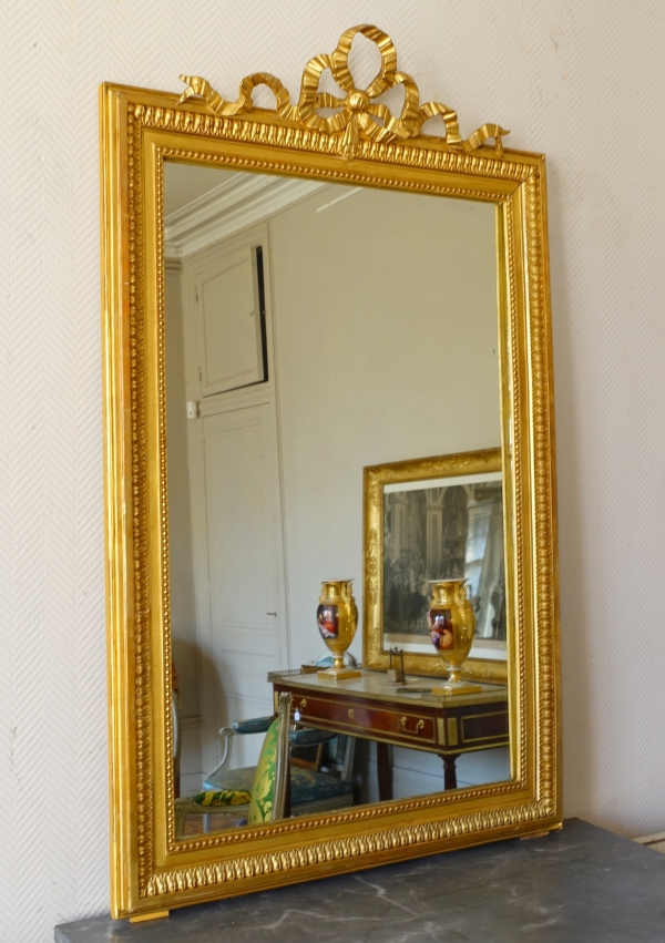 Miroir de cheminée / à suspendre de style Louis XVI en bois doré décor noeud ruban 82cm x 127cm