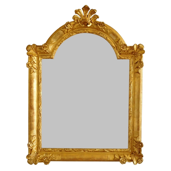 Miroir de style Régence en bois doré à la feuille d'or, glace biseautée