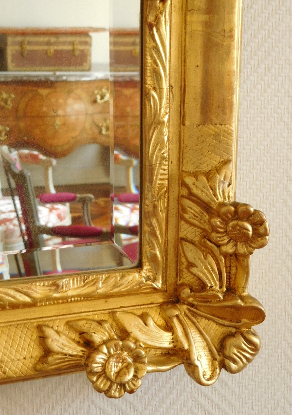 Miroir de style Régence en bois doré à la feuille d'or, glace biseautée