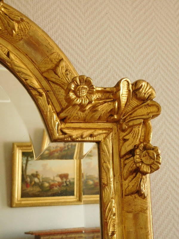 Miroir de style Régence en bois doré à la feuille d'or, glace biseautée