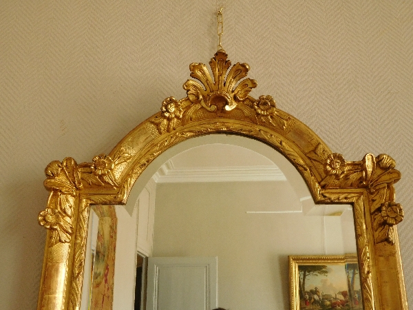 Miroir de style Régence en bois doré à la feuille d'or, glace biseautée