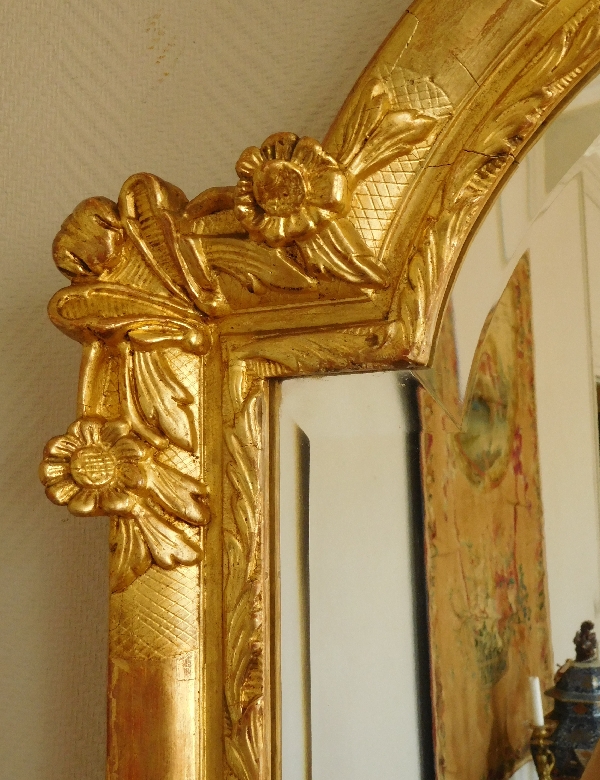 Miroir de style Régence en bois doré à la feuille d'or, glace biseautée