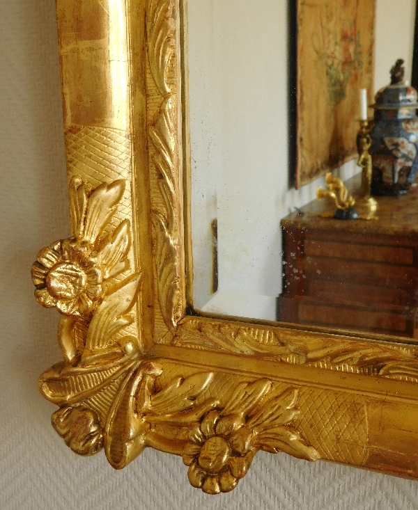 Miroir de style Régence en bois doré à la feuille d'or, glace biseautée