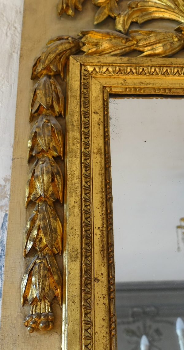 Trumeau, miroir de boiserie d'époque Louis XVI en bois laqué et doré, glace au mercure