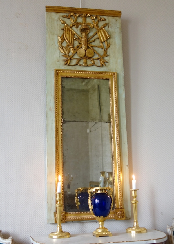 Etroit trumeau, miroir d'entre deux d'époque Louis XVI doré à la feuille d'or, glace au mercure