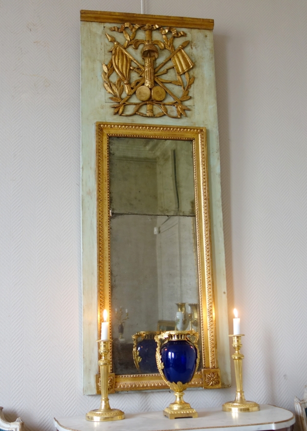 Etroit trumeau, miroir d'entre deux d'époque Louis XVI doré à la feuille d'or, glace au mercure