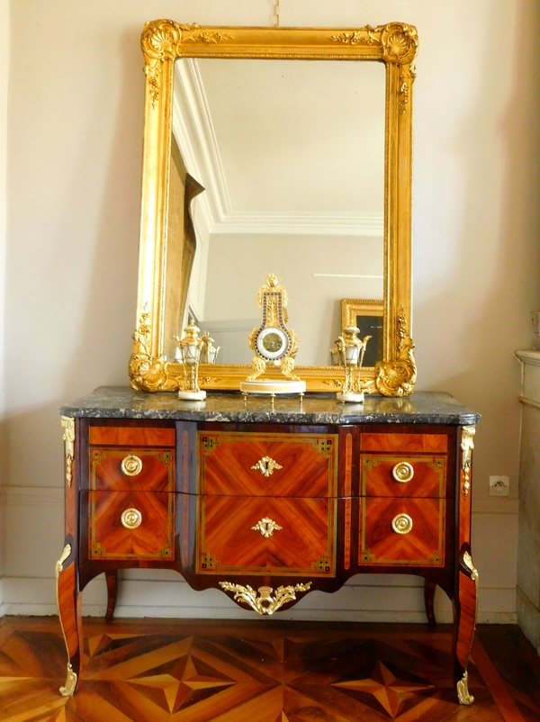 Grand miroir en bois doré à la feuille d'or, glace au mercure - style Louis XV, milieu XIXe