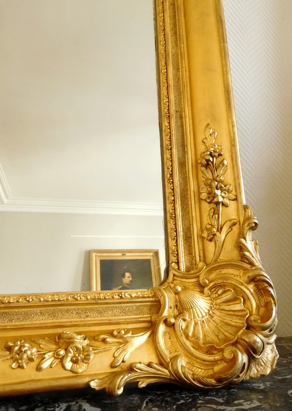 Grand miroir en bois doré à la feuille d'or, glace au mercure - style Louis XV, milieu XIXe