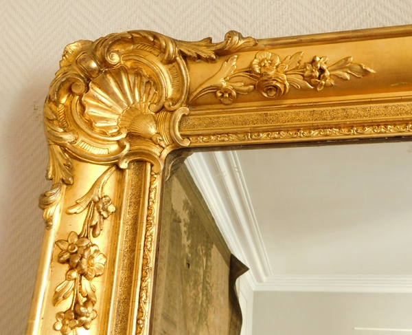 Grand miroir en bois doré à la feuille d'or, glace au mercure - style Louis XV, milieu XIXe