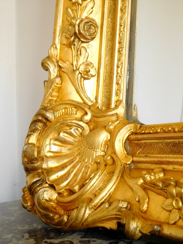 Grand miroir en bois doré à la feuille d'or, glace au mercure - style Louis XV, milieu XIXe