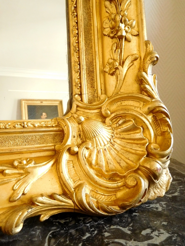 Grand miroir en bois doré à la feuille d'or, glace au mercure - style Louis XV, milieu XIXe