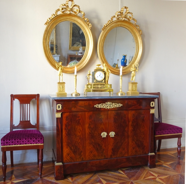 Paire de grands miroirs ovales en bois doré et glace au mercure de style Louis XVI
