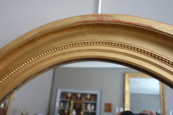 Paire de grands miroirs ovales en bois doré, glace au mercure - style Louis XVI