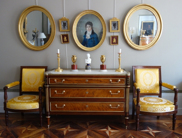 Paire de grands miroirs ovales en bois doré, glace au mercure - style Louis XVI