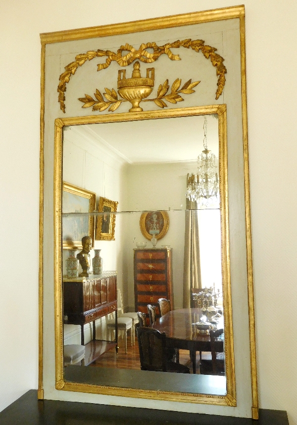 Trumeau, miroir de boiserie d'époque Louis XVI en bois laqué et doré, glace au mercure