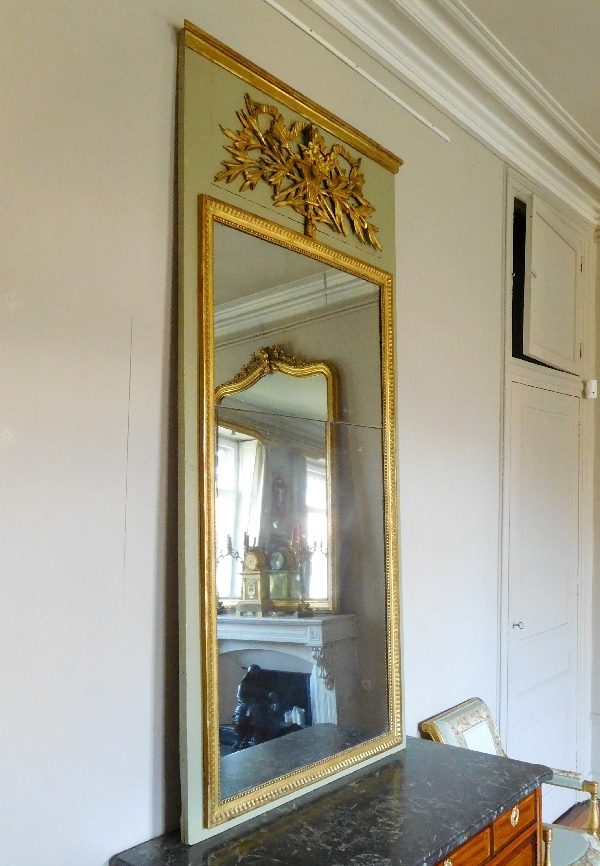 Trumeau, miroir de boiserie d'époque Louis XVI en bois laqué et doré, glace au mercure