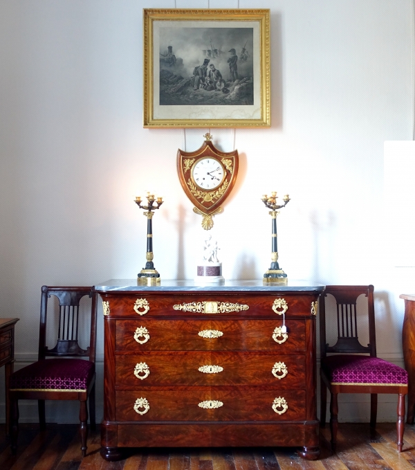 Empire burl thuja and ormolu crest-shaped clock, early 19th century