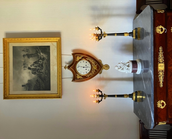 Empire burl thuja and ormolu crest-shaped clock, early 19th century