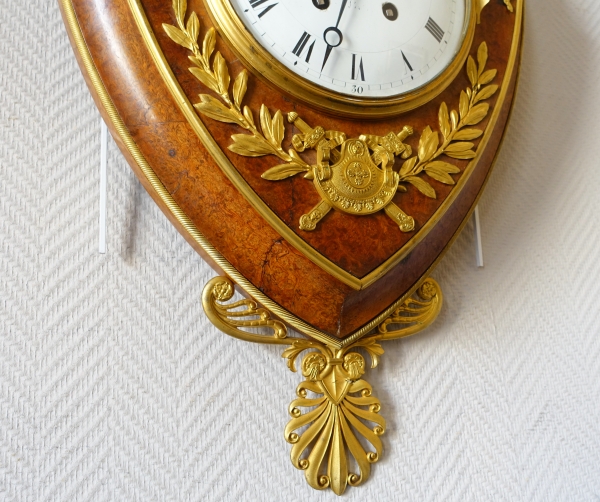 Empire burl thuja and ormolu crest-shaped clock, early 19th century