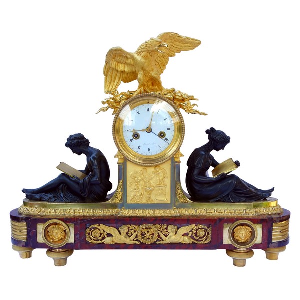 Pendule aux Maréchaux d'époque Empire, début XIXe siècle, bronze doré et marbre griotte