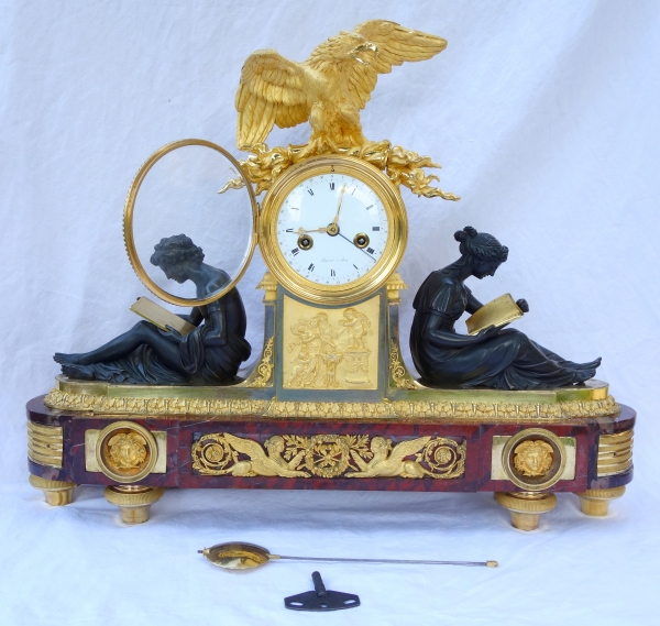 Pendule aux Maréchaux d'époque Empire, début XIXe siècle, bronze doré et marbre griotte