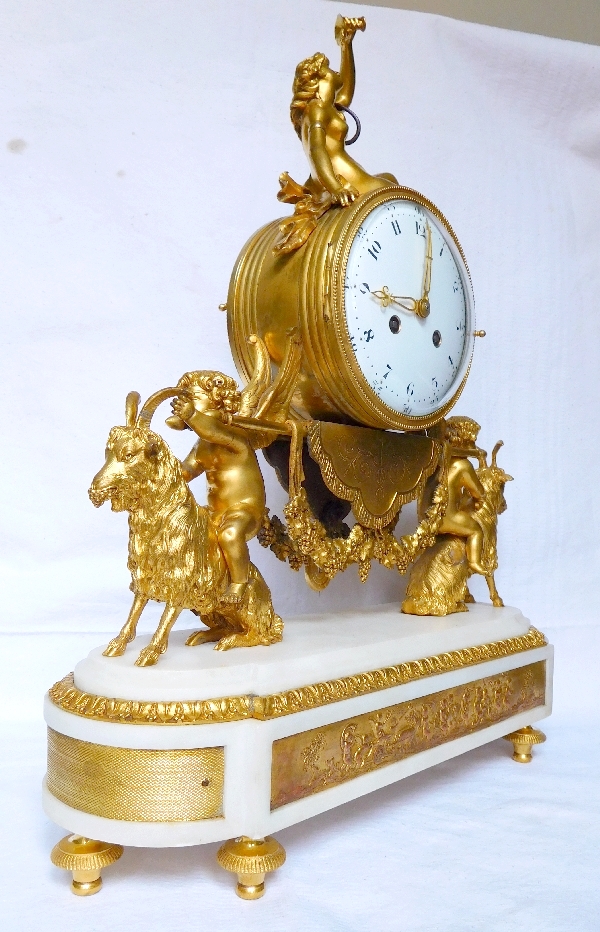 Pendule à la bacchante et chèvres en marbre et bronze doré - style Louis XVI