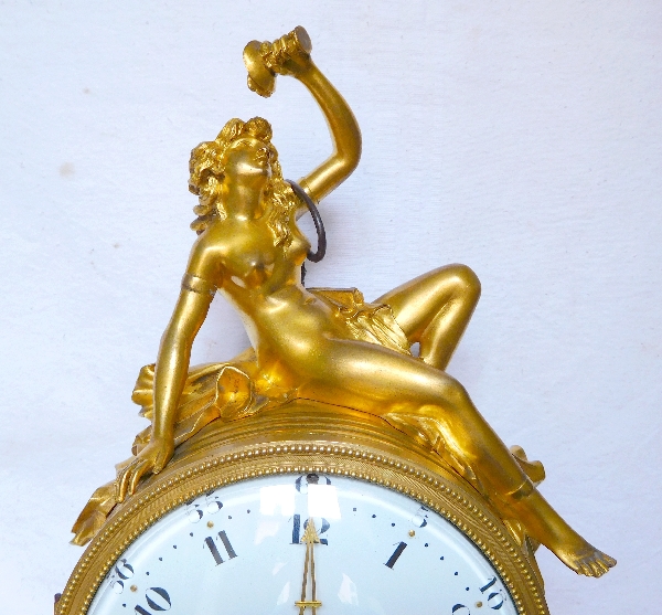 Pendule à la bacchante et chèvres en marbre et bronze doré - style Louis XVI