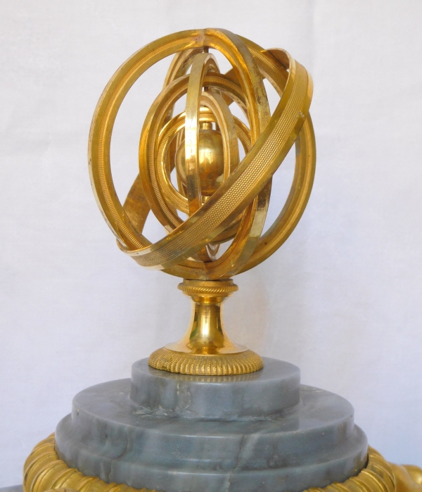 Pendule Consulat à la sphère armiliaire en marbre en bronze doré - circa 1800