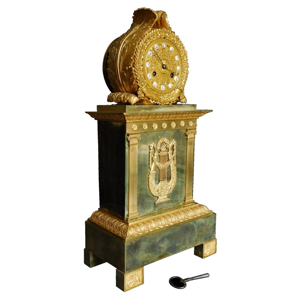 Grande pendule borne en bronze ciselé et doré d'époque Empire Restauration - 52cm