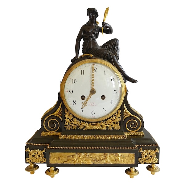 Pendule en bronze patiné et doré d'époque Louis XVI - allégorie de l'amour, fin XVIIIe siècle