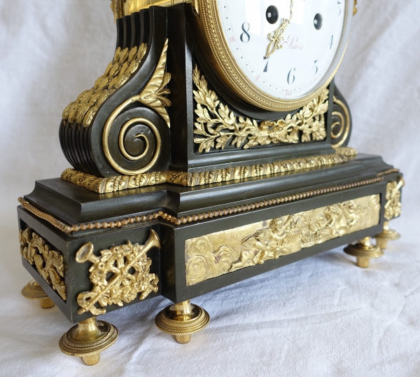 Pendule en bronze patiné et doré d'époque Louis XVI - allégorie de l'amour, fin XVIIIe siècle