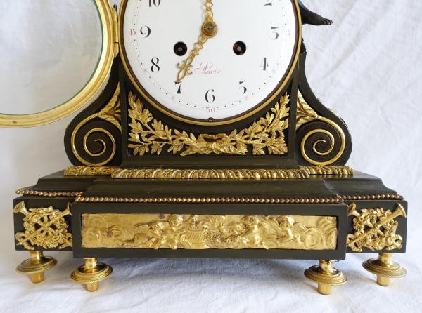 Pendule en bronze patiné et doré d'époque Louis XVI - allégorie de l'amour, fin XVIIIe siècle