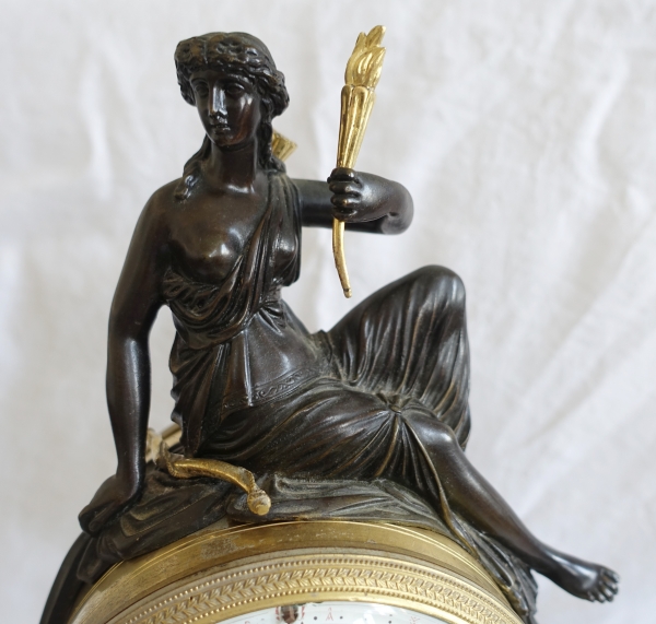 Pendule en bronze patiné et doré d'époque Louis XVI - allégorie de l'amour, fin XVIIIe siècle