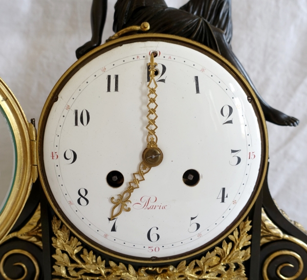 Pendule en bronze patiné et doré d'époque Louis XVI - allégorie de l'amour, fin XVIIIe siècle