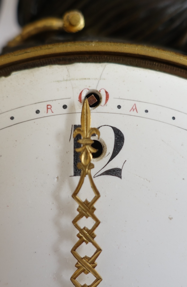Pendule en bronze patiné et doré d'époque Louis XVI - allégorie de l'amour, fin XVIIIe siècle