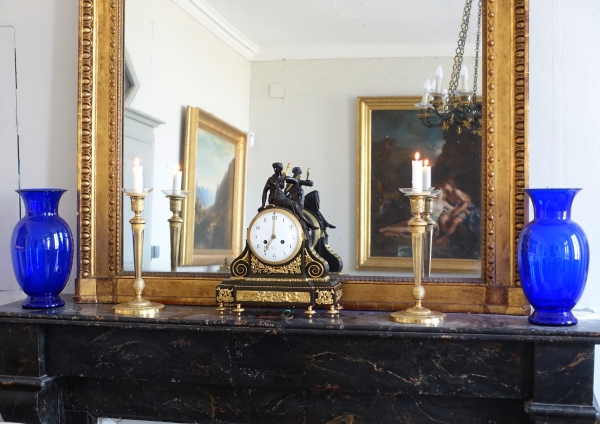 Pendule en bronze patiné et doré d'époque Louis XVI - allégorie de l'amour, fin XVIIIe siècle