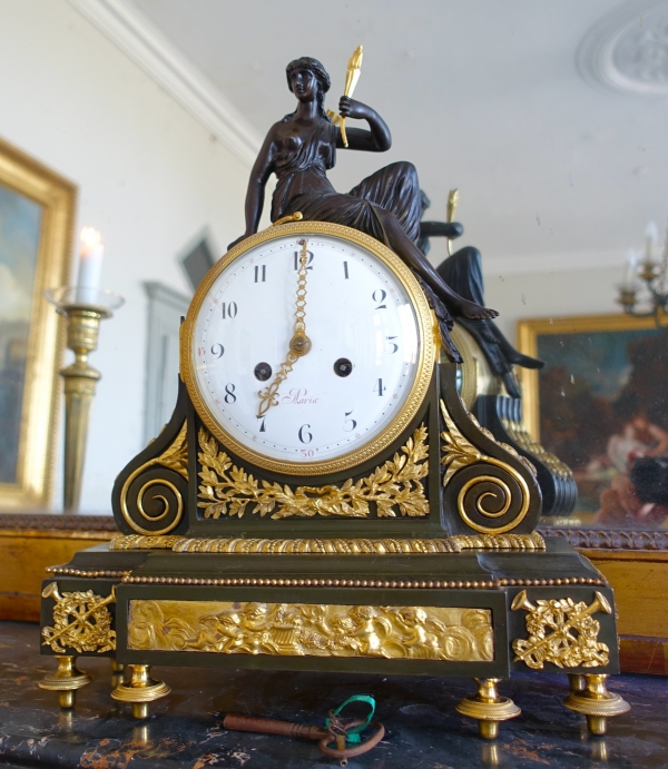 Pendule en bronze patiné et doré d'époque Louis XVI - allégorie de l'amour, fin XVIIIe siècle