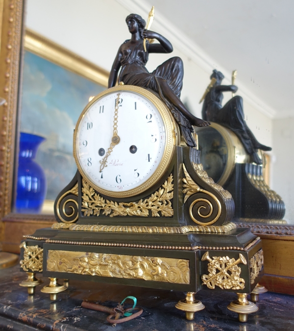 Pendule en bronze patiné et doré d'époque Louis XVI - allégorie de l'amour, fin XVIIIe siècle