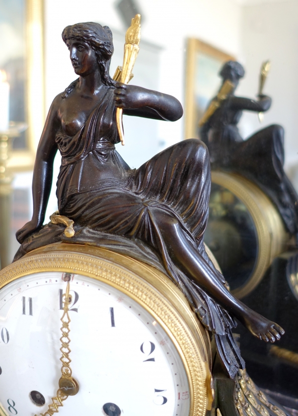 Pendule en bronze patiné et doré d'époque Louis XVI - allégorie de l'amour, fin XVIIIe siècle