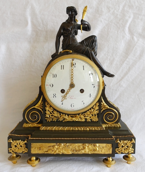 Pendule en bronze patiné et doré d'époque Louis XVI - allégorie de l'amour, fin XVIIIe siècle